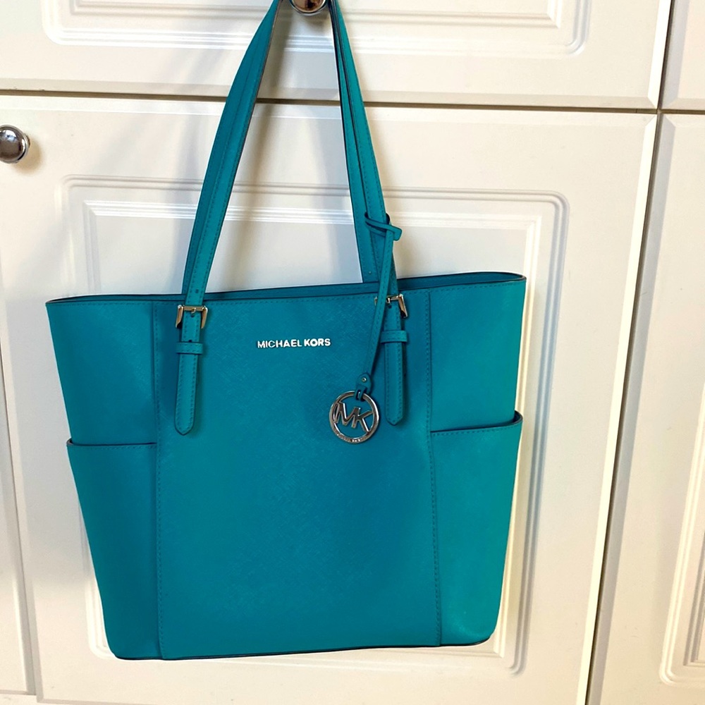Beautiful like new Michael Kors tote bag